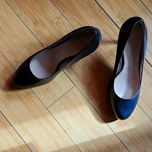 3.75 inch heel Rockport black pumps